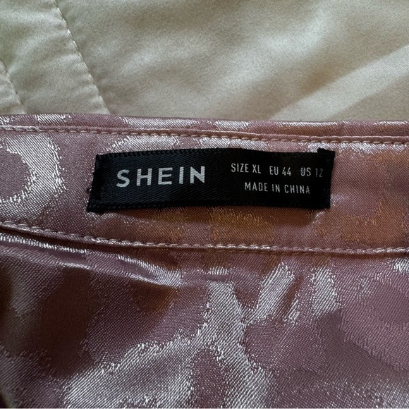 Stylish Shades of Pink Women’s Shein Blouses Sz XL -Lot of 3 - Picture 4 of 11